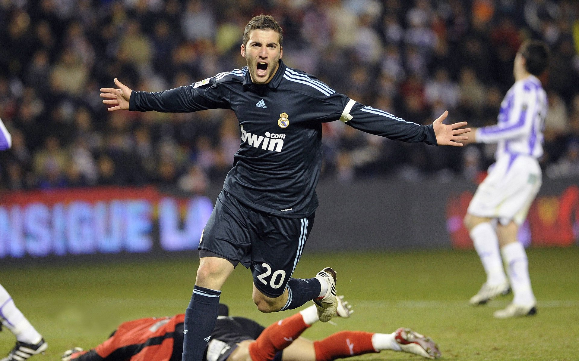 梅西领衔阿根廷队稳步前进，冲刺世界杯